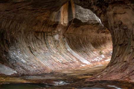 Here we realize how truly lucky we are inside the Subway, in Zion National Park in winter. We are alone !