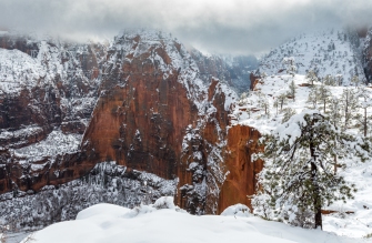 Between the snow and the clouds, we can't know where is the ground... and where is the sky in Angel's landing.