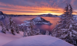 Crater Lake, in Oregon, is one of the snowiest isolated places in United States. We went to spend the night at the edge of the crater and between two snow storms, we had the lights show !